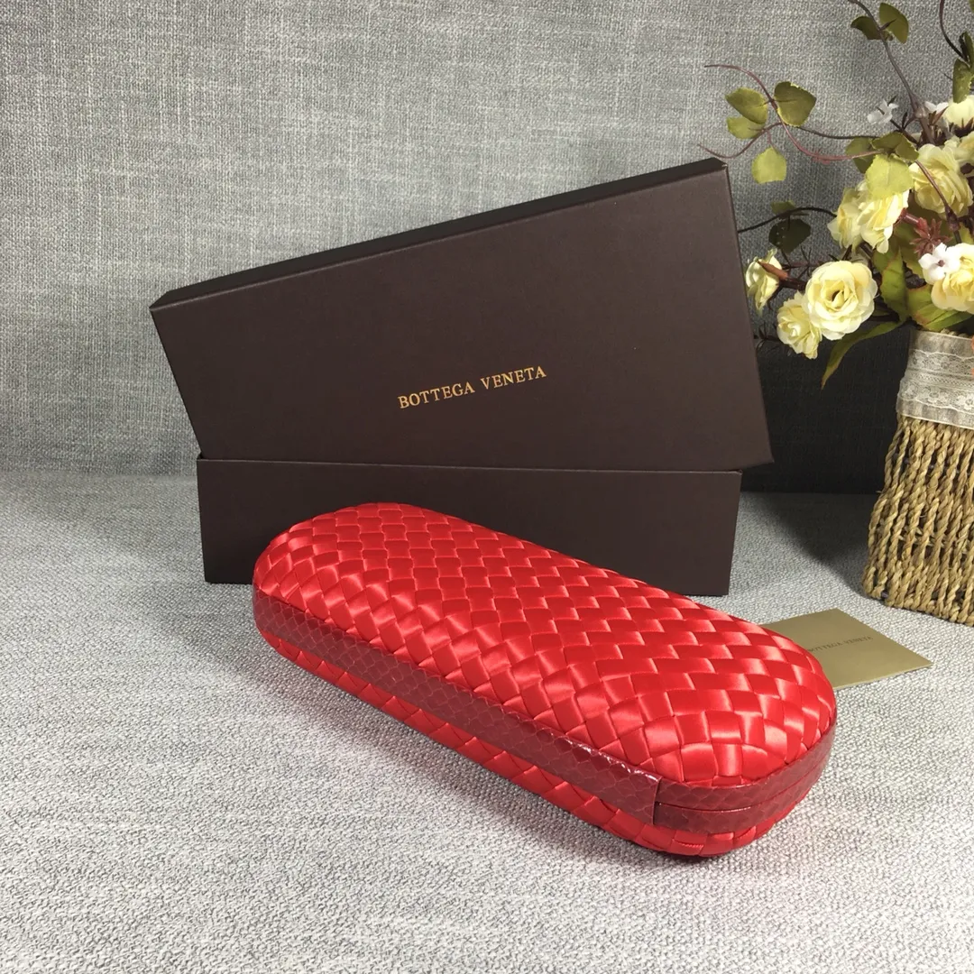 8651 Large Classic Dinner Bag ~~~Snake leather with ribbon ~~~Dense and slippery, not easy to fluff, can hold iPhones of all sizes! Size: 25cm*9.5cm*4cm